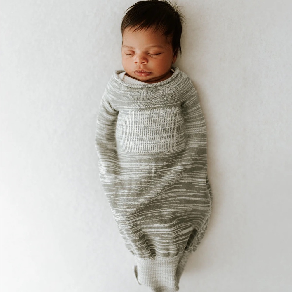 Grey Swaddle Sleep Sack
A Safe and Seamless Embrace for Restful Nights